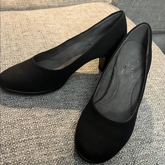 AEROSOLES "Red Hot" Black Heel NWOT - Picture 1 of 7